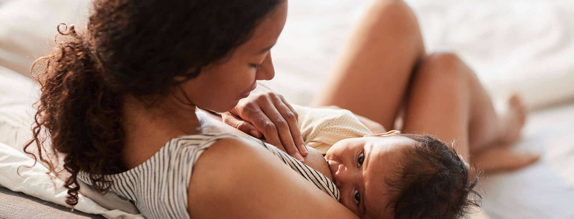 mãe amamenta o bebê para re´resentar os primeiros 1000 dias