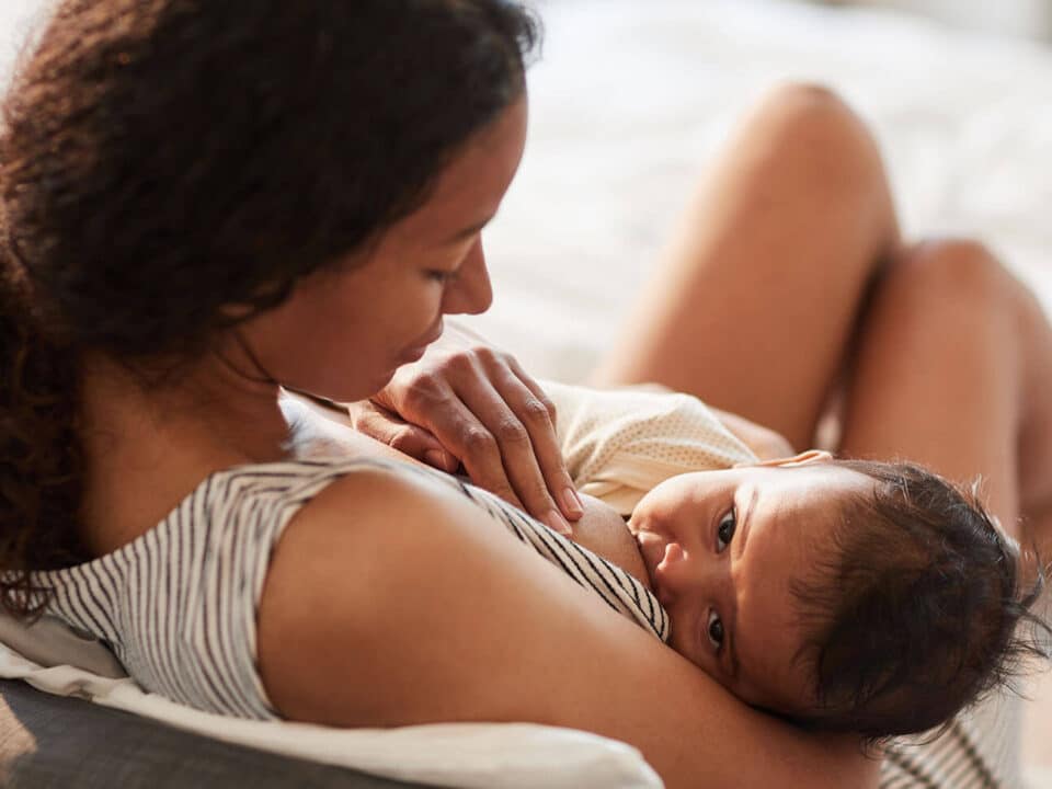mãe amamenta o bebê para re´resentar os primeiros 1000 dias