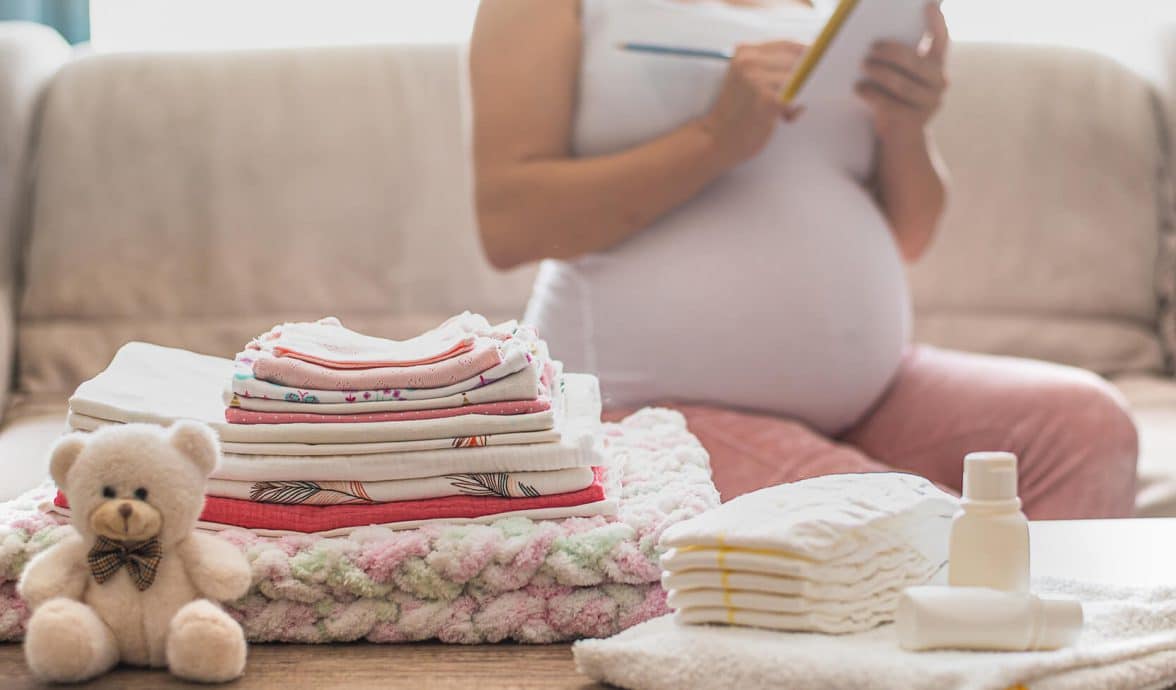 mulher grávida faz lista do que levar para a maternidade