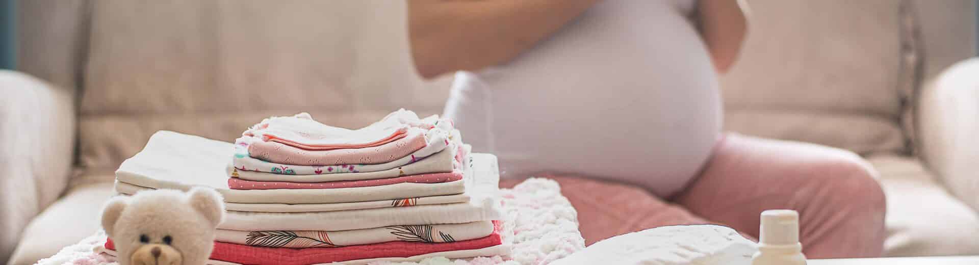 mulher grávida faz lista do que levar para a maternidade