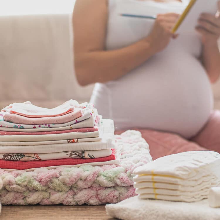 mulher grávida faz lista do que levar para a maternidade