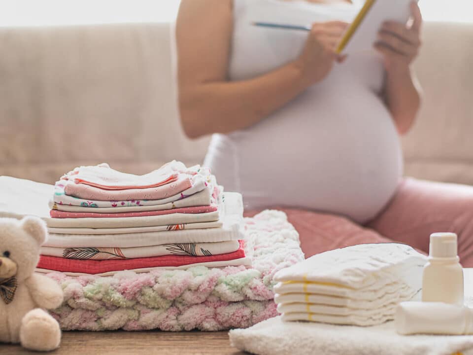 mulher grávida faz lista do que levar para a maternidade