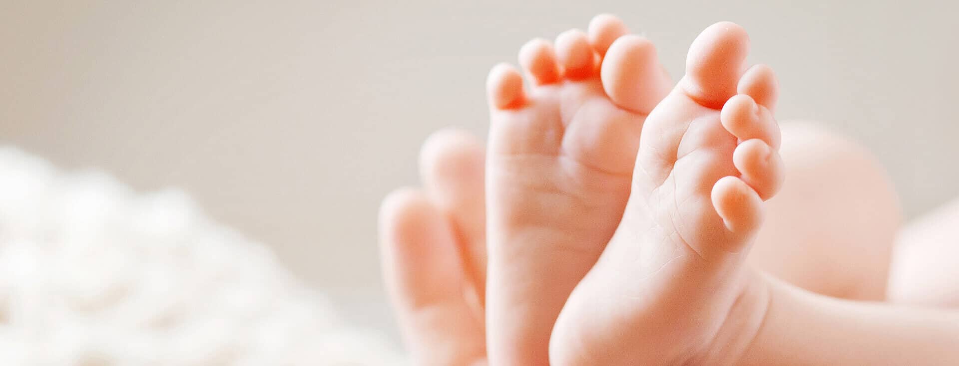 close up nos pezinhos de bebê, fazendo referência ao teste do pezinho