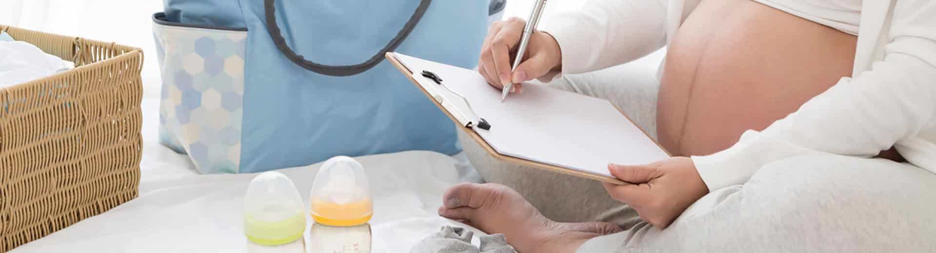 Grávida fazendo um plano de parto e planejando a chegada do bebê