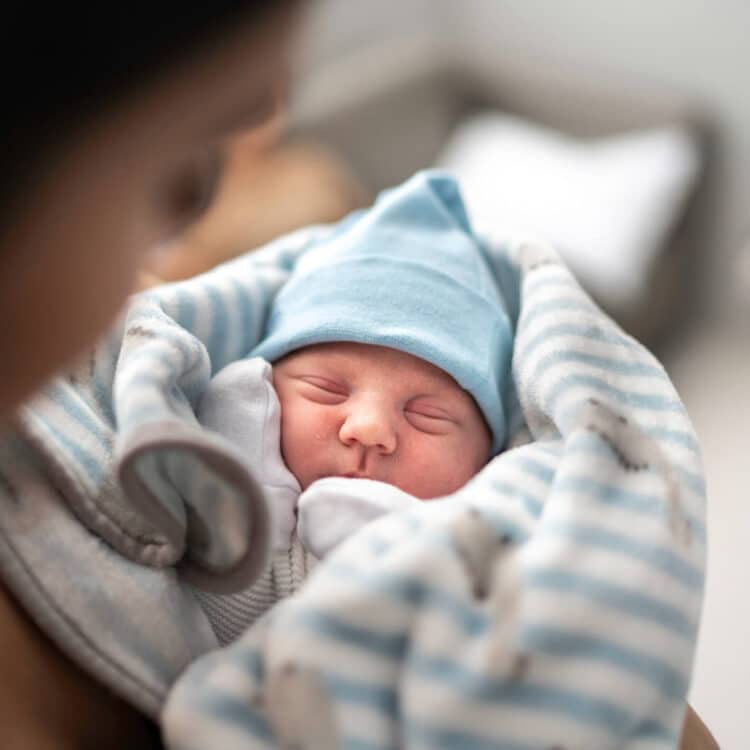 Cuidados com recém-nascidos: quais são e a importância nos dias iniciais