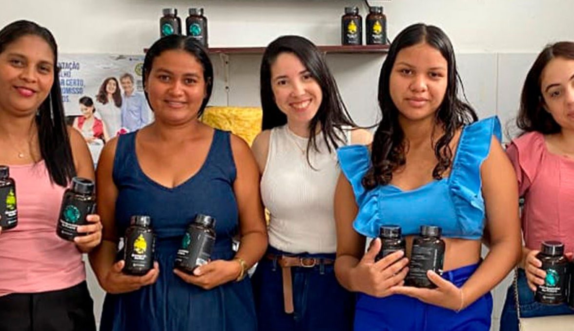 Imagem da entrega dos suplementos do projeto Be Generous para as gestantes de Capela, Alagoas.