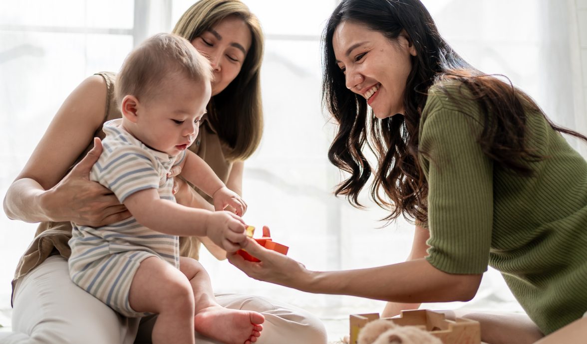 Imagem de duas mulheres. Uma delas está com um bebê no colo e faz parte de uma rede de apoio materna.